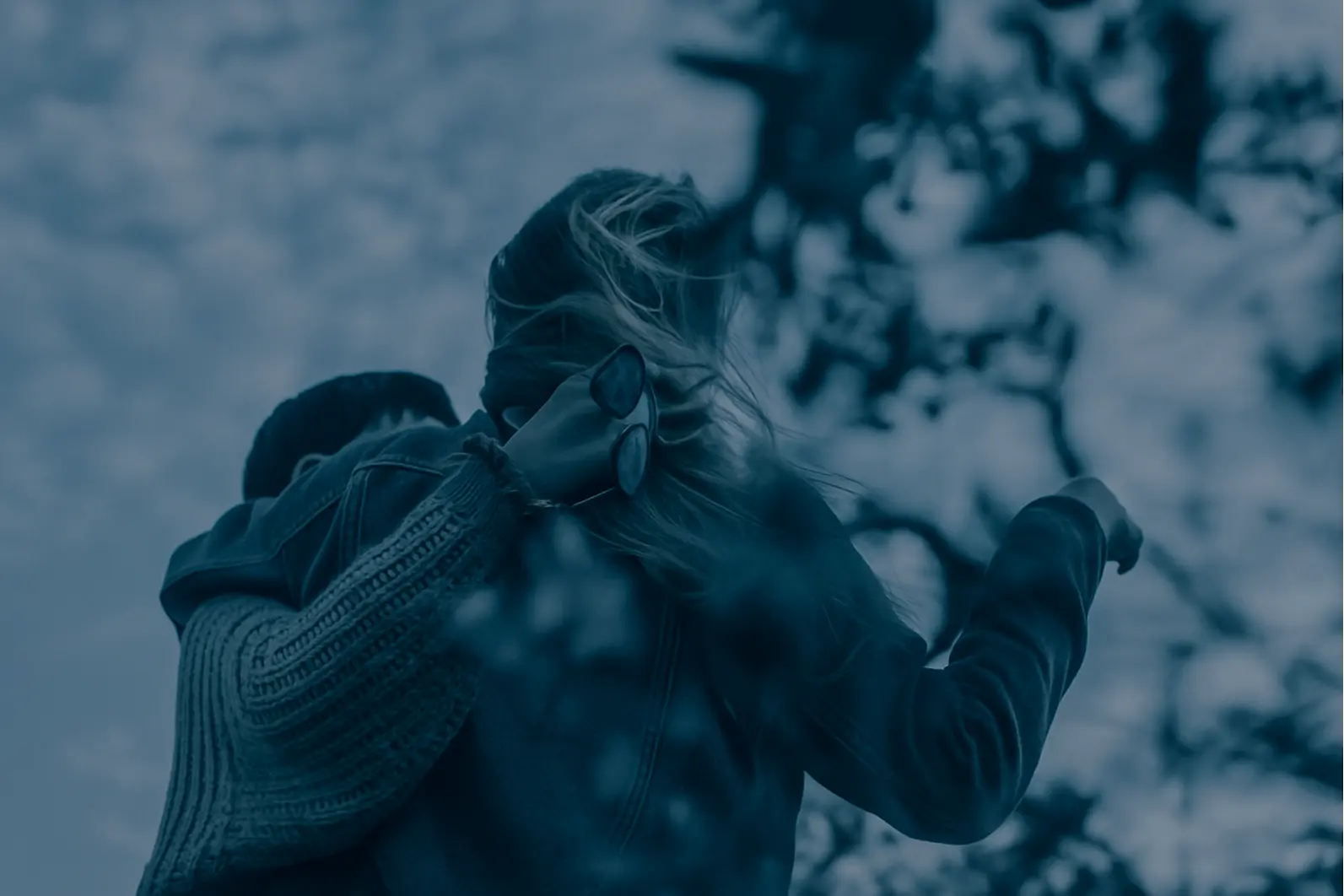 Personer som håller armarna om varandra vänskapligt